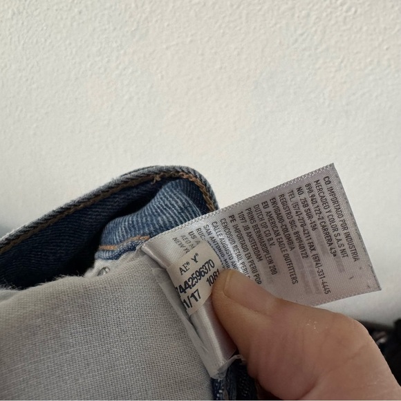 American Eagle Blue Mom Jean High Waist Light Wash Distressed Detail 8 Short - Picture 10 of 14